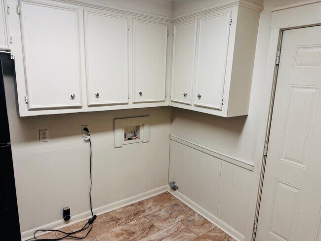 Building Photo - 3145 Woodview Dr