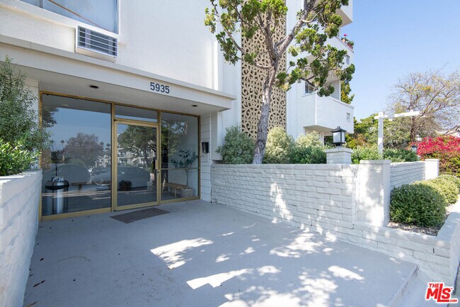 Building Photo - 5935 Chula Vista Way