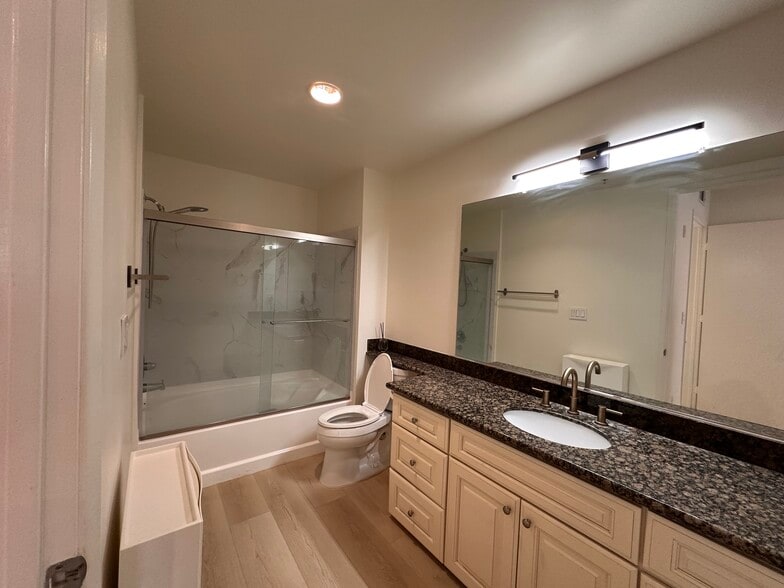 Master bathroom - 625 S Berendo St