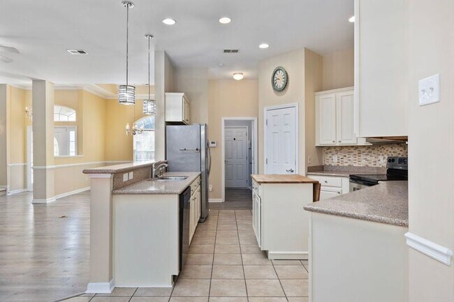 Building Photo - 414 Carriage Lake Dr
