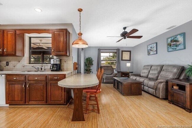 Building Photo - 160 SE Duxbury Ave