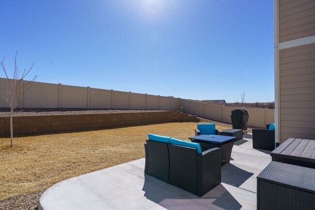 Building Photo - Like new in Ventana! 4 bedroom,3 bath, fen...
