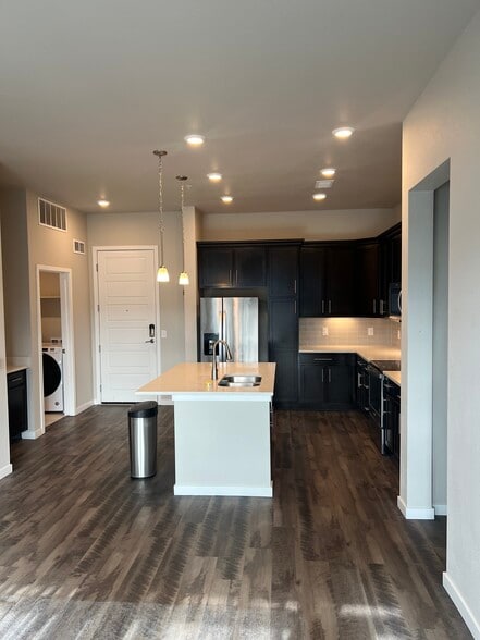 Kitchen - 420 E Fremont Pl