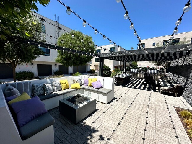 Building Photo - Fantastic 3 Story Townhome - 2 bedrooms - ...