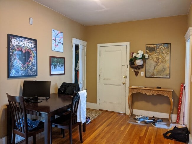 Building Photo - Very Nice 3 bed 1.5 Bath in Coolidge Corner....