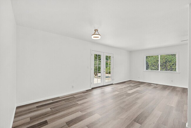 Building Photo - Updated 3-Bedroom Port Orchard Rambler with Covered Porch