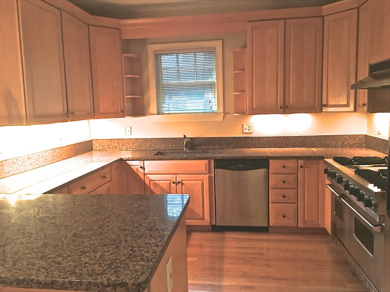 Huge Fully-Equipped Chef's Kitchen - 709 Copeland St