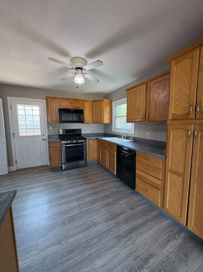 Building Photo - 3 bedroom - Montrose