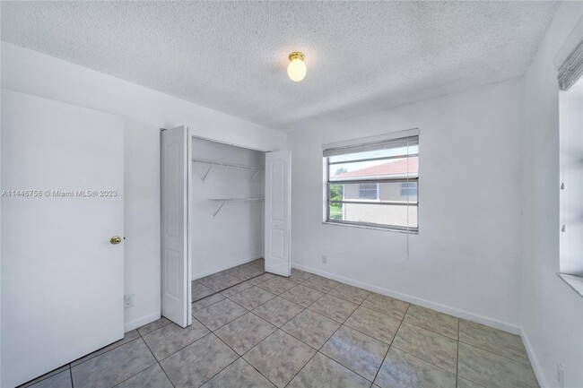 Building Photo - 9962 Twin Lakes Dr