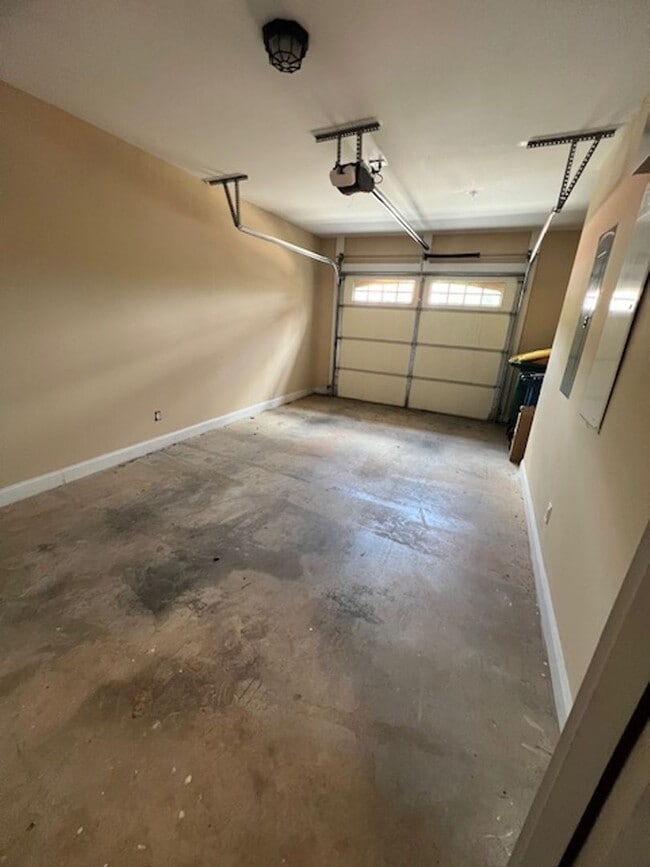 Building Photo - 2 bed 2.5 Condo- Great Location!