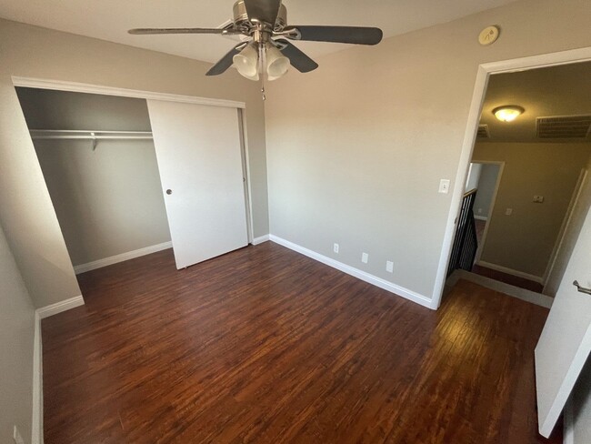 Building Photo - 3 Bed/ 2.5.Ba 2 story townhome , Gated Com...