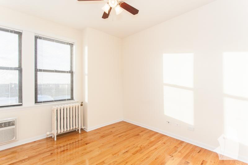 Building Photo - 5044 N Sheridan Rd