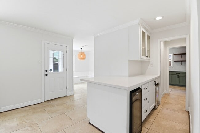 Building Photo - 4810 Bayou Vista Dr