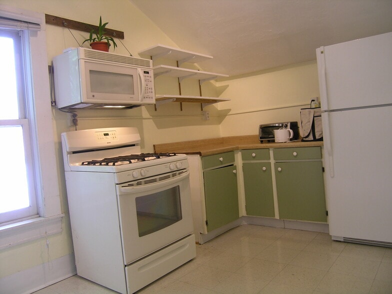 Kitchen more or less empty - 416 N Huron St