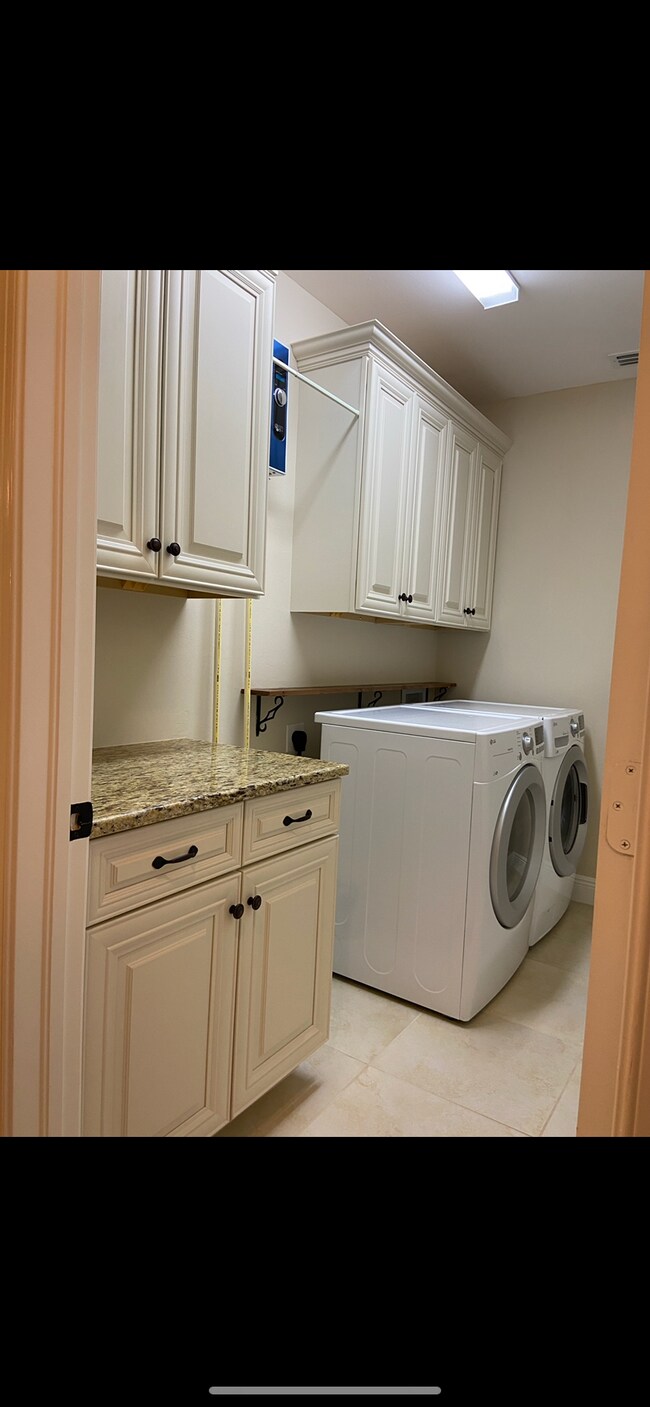 Building Photo - 4400 Vanda Dr