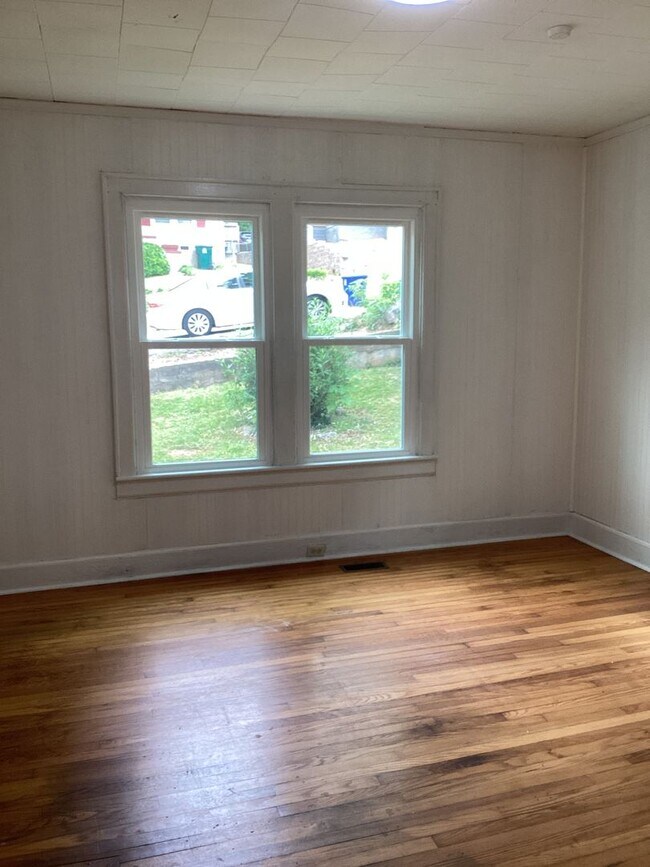 Building Photo - Nice Two Bedroom Two Bath Home