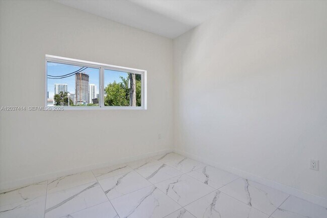 Building Photo - 420 SW 7th Ave