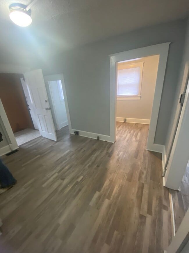 Building Photo - Dowtown Gadsden - Newly Renovated- Spacious