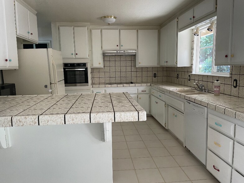Building Photo - 175 Orrin Dr