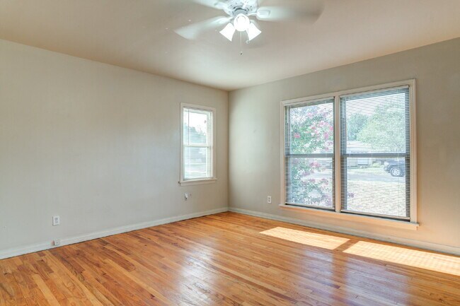 Building Photo - Pre-lease 2026! Corner lot house with Large bedrooms