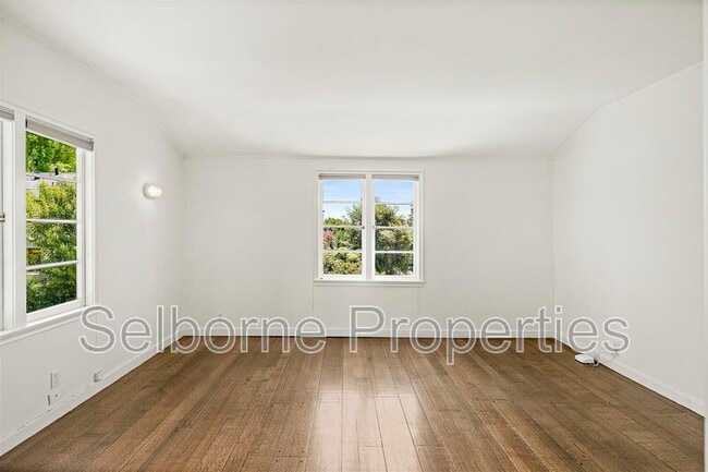 Building Photo - 25 Selborne Dr