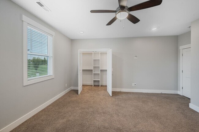 Building Photo - Stunning Modern Townhouse in the Heart of ...