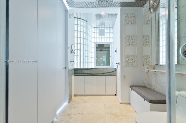 Building Photo - 1155 Brickell Bay Dr