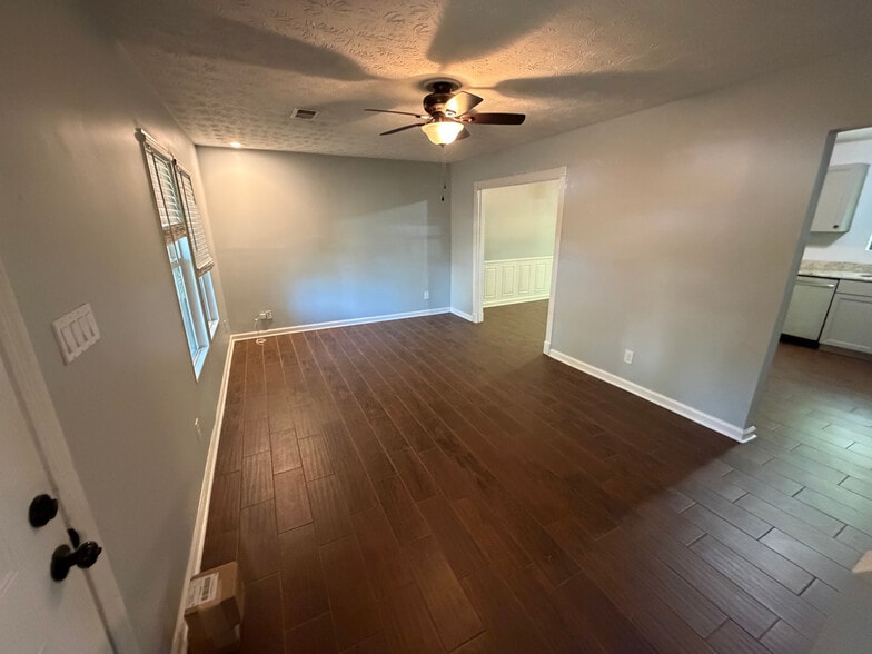 Building Photo - Room in House on Alicia Ct