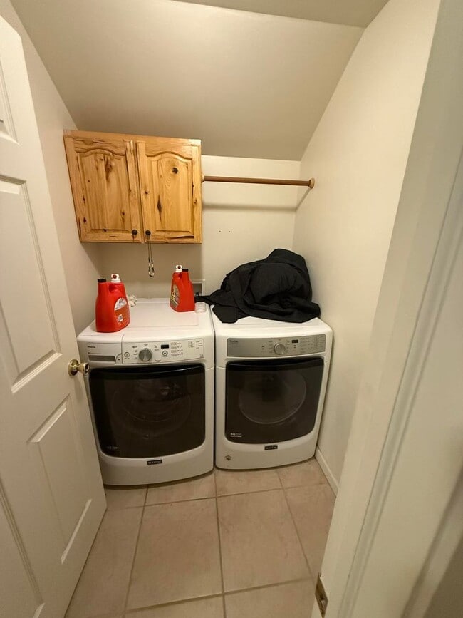 Building Photo - 3 Bedroom & 2 Bath Home with 2 Car Garage....