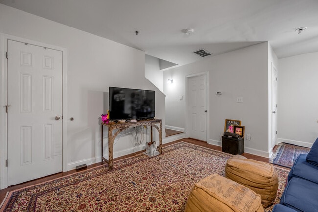 Building Photo - 508 W 2nd St