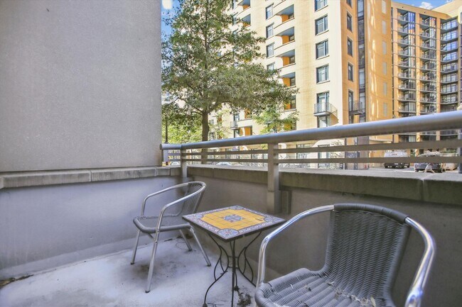 Building Photo - Incredible 1BR/1BA Condo Blocks from the Metro Vibrant Mount Vernon Triangle!