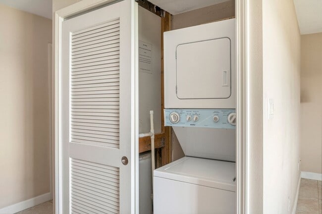 Building Photo - Gorgeous Water Views!