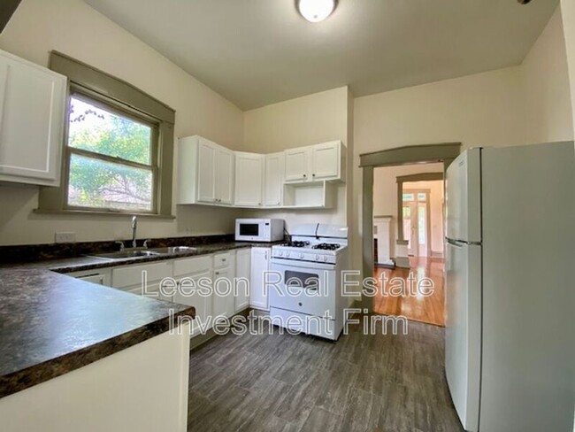 Building Photo - 333 Robinson Pl