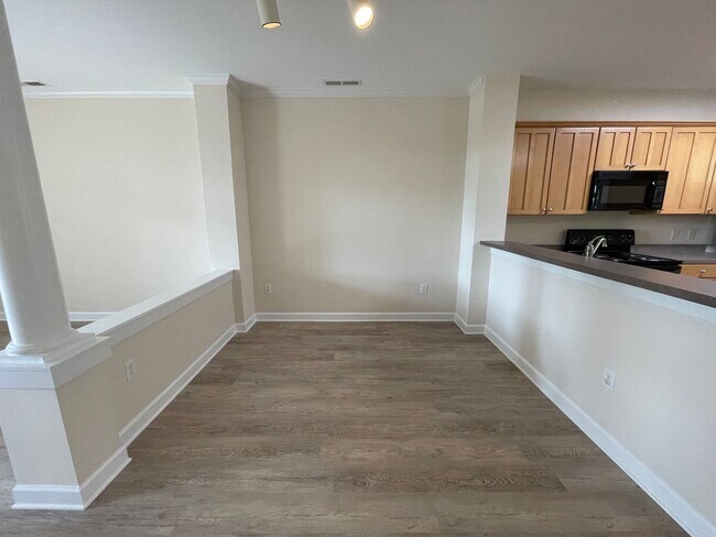 Building Photo - Wonderful location and features for this s...