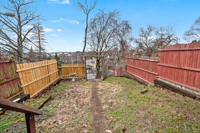 Building Photo - 198 Oneida St