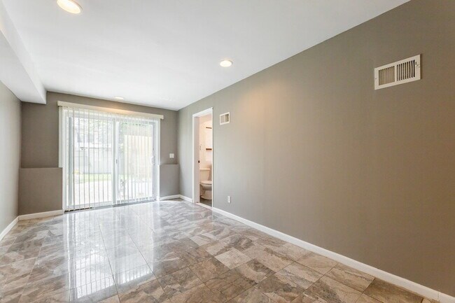 Building Photo - Bergenfield NJ Split Level Spacious Single Family home