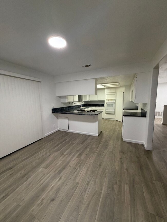 Building Photo - 14606 Riverside St