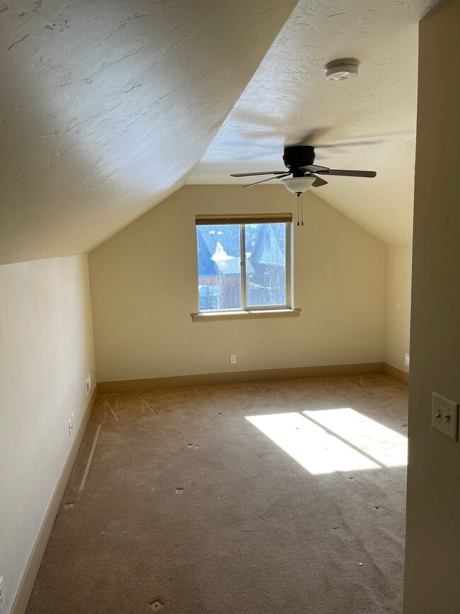 Building Photo - Custom 3-Bedroom with Fenced Yard in heart of Sisters!