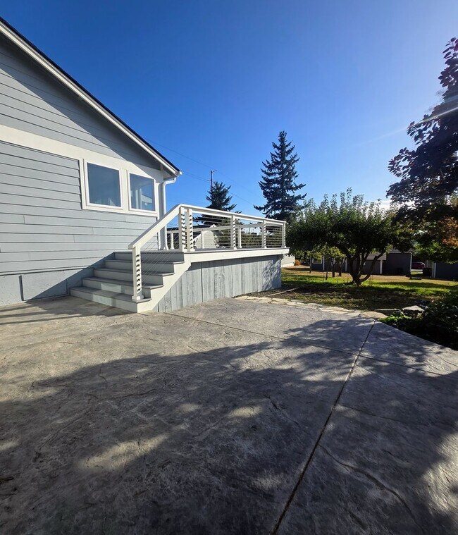 Building Photo - Newly Remodeled 2 Bedroom Home & ADU For R...