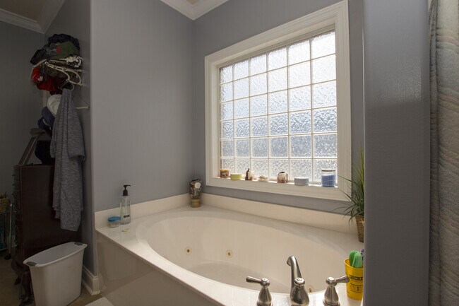 Building Photo - Exquisitely Maintained Home in the Coveted Goldsmith - Schiffman/ Hsv High school