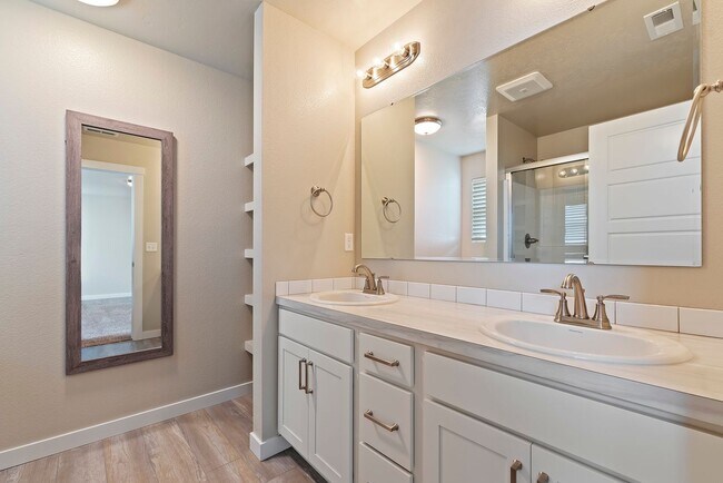Building Photo - Available Now! 4b/2b Meridian Home