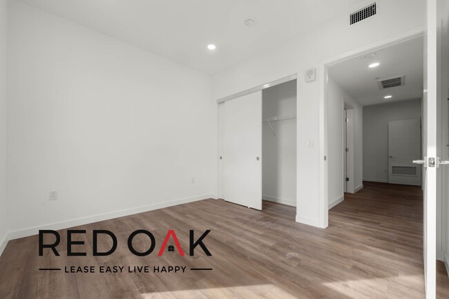 Building Photo - Fabulous Two Bedroom Penthouse with an Exp...