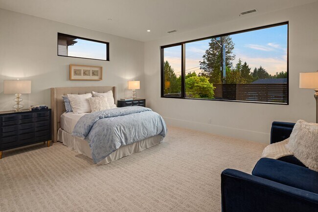 Building Photo - 7Bd/6Ba Bellevue Home