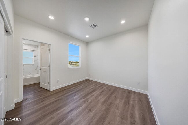 Building Photo - 921 E Desert Ln