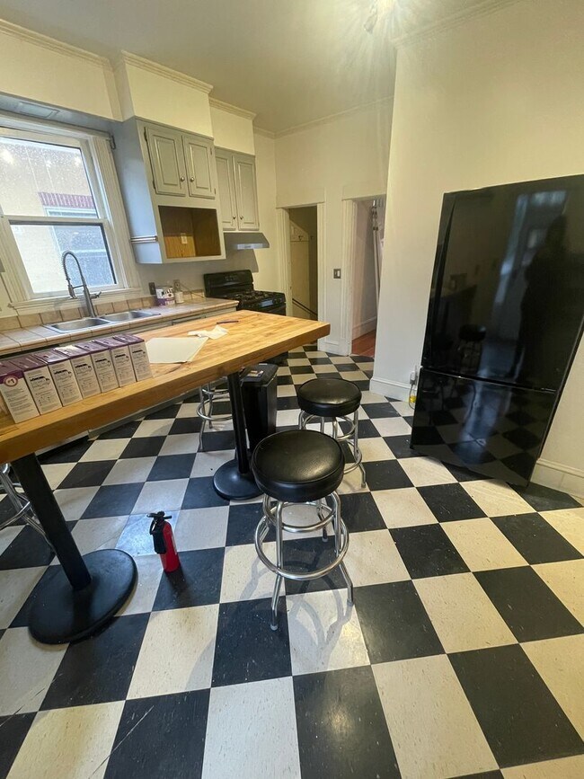 Building Photo - 2002 NE 13th Ave