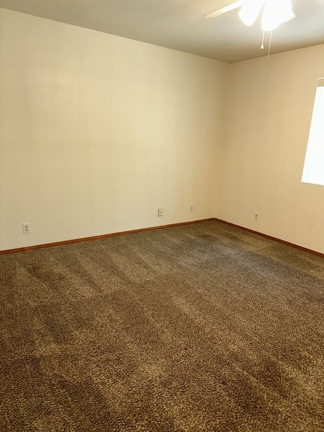 Building Photo - Unfurnished Full Time