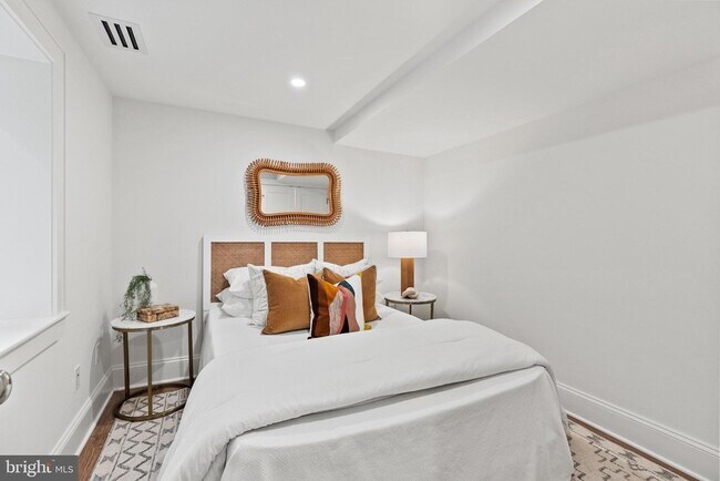 Building Photo - 2460 Ontario Rd NW