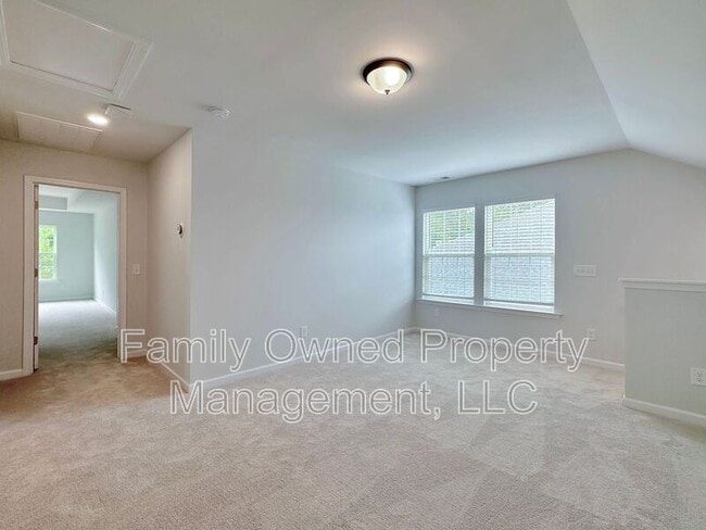 Building Photo - 302 Witch Hazel St