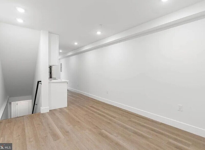 Building Photo - 2055 E Rush St