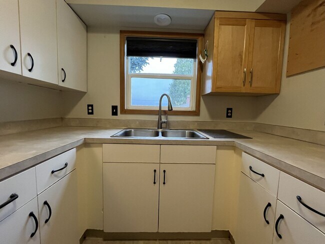 Building Photo - Cozy Portland Gem with Bright, Open Living...